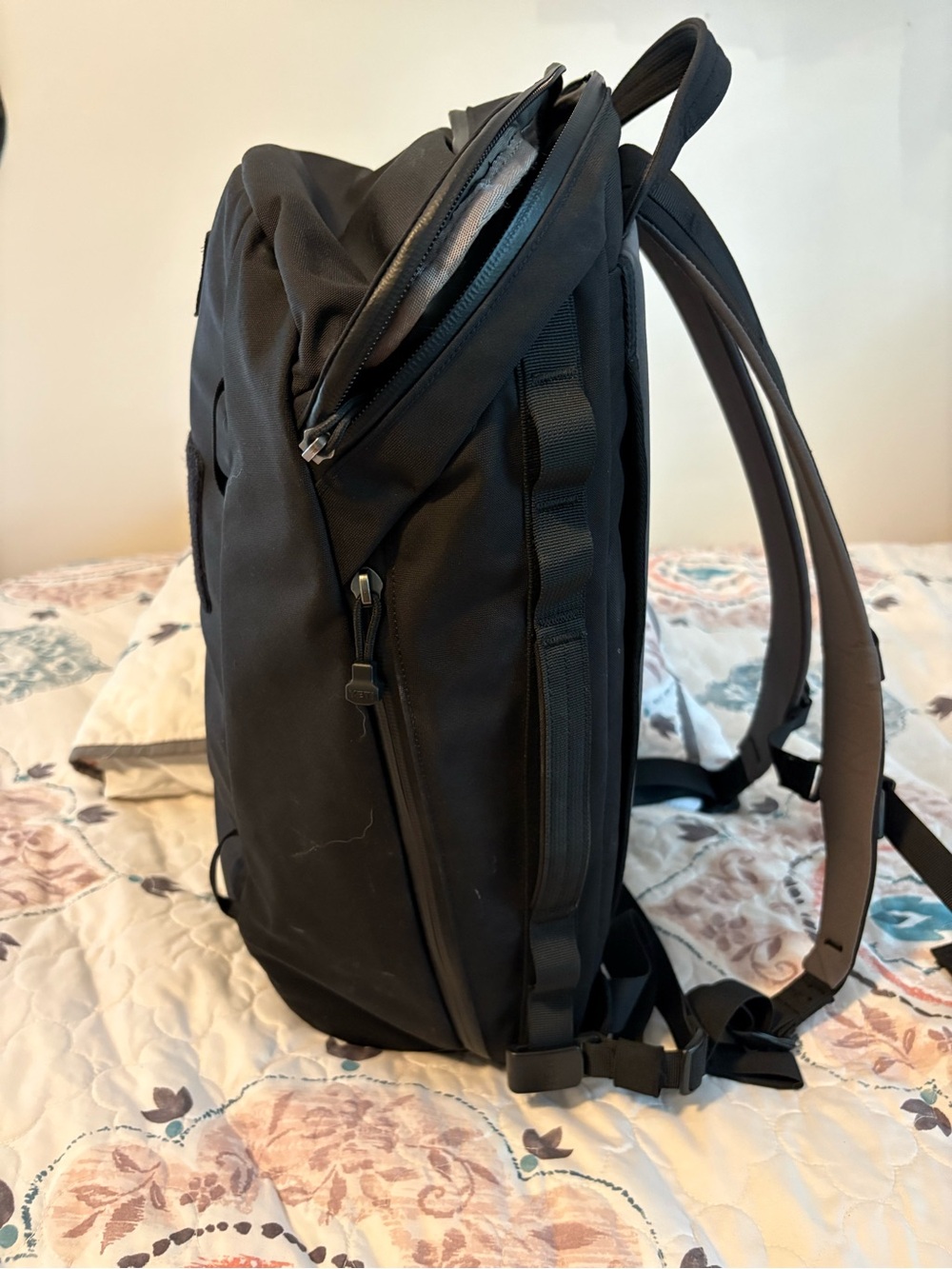 Yeti Crossroads 22L commuter style Backpack - Picture 4 of 8